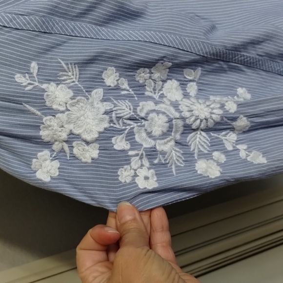 LOFT Blue/White Pin Striped Blouse Size Medium White Floral Applique on Sleeve - Picture 4 of 9
